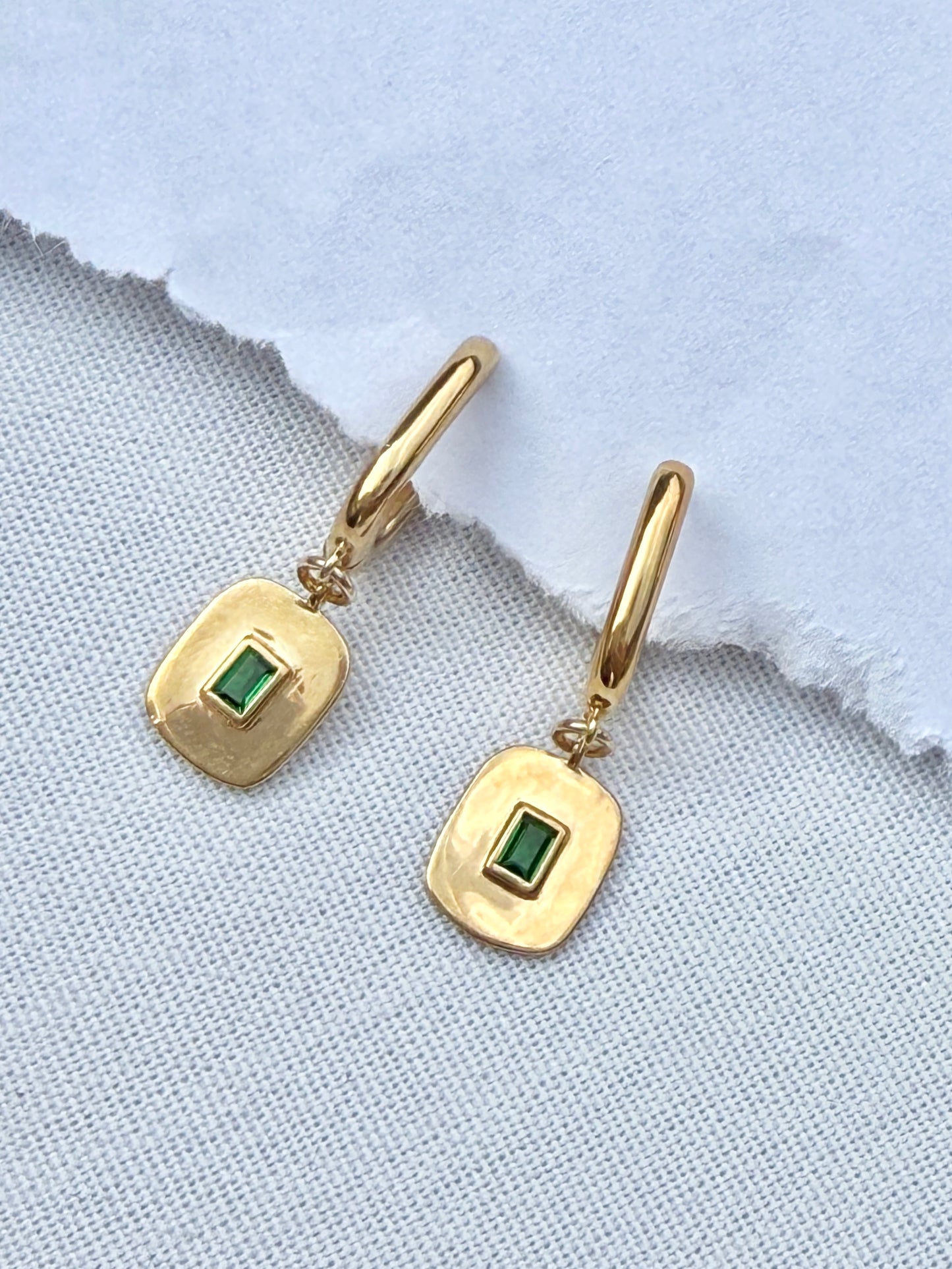 עגילי טליה | עגילי חישוק מלבניים שיבוץ ירוק