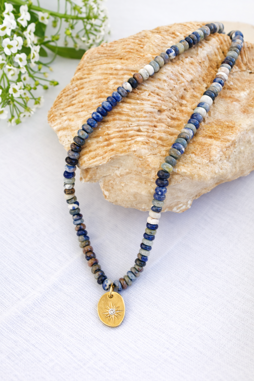 שרשרת אלמוג | צ'וקר סודלייט תליון כוכב משובץ