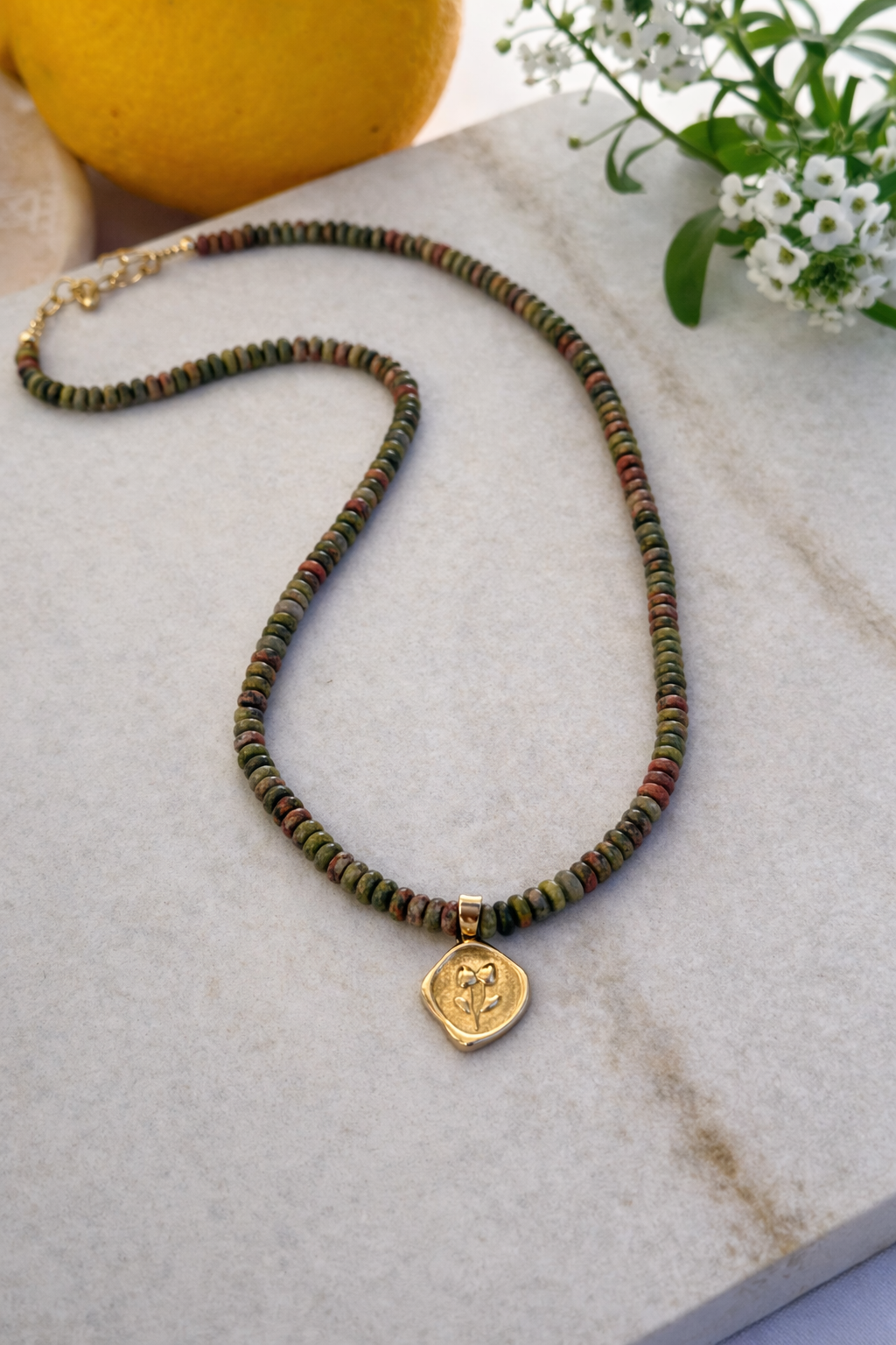 שרשרת אלמוג | צ'וקר אונקיט תליון חותמת פרח