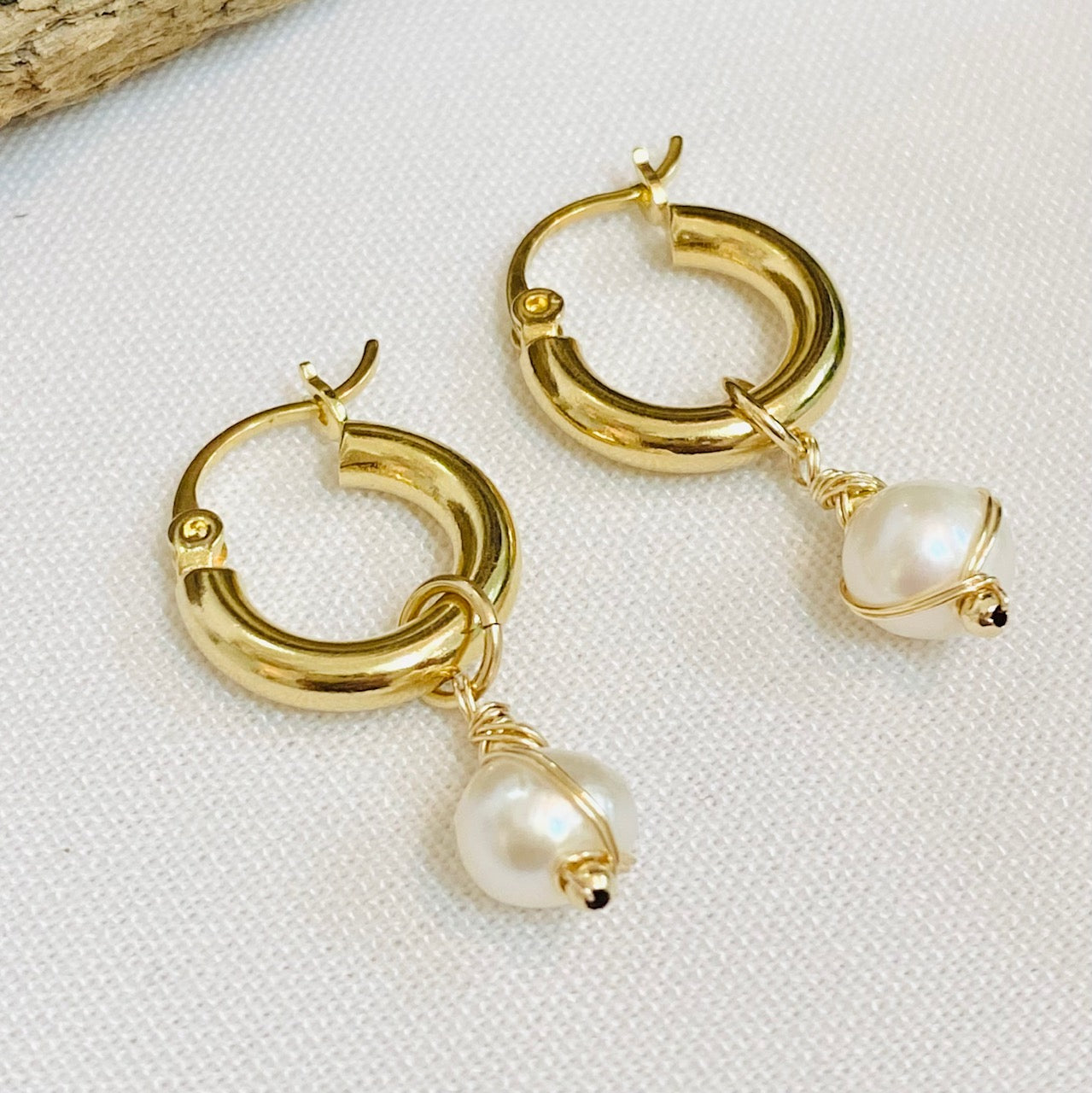 עגילי חישוק עם פנינה רומי