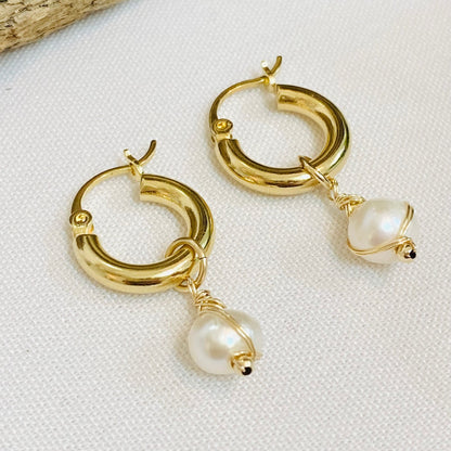 עגילי חישוק עם פנינה רומי