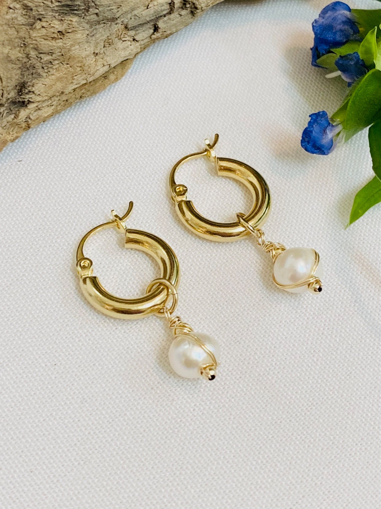 עגילי חישוק עם פנינה רומי