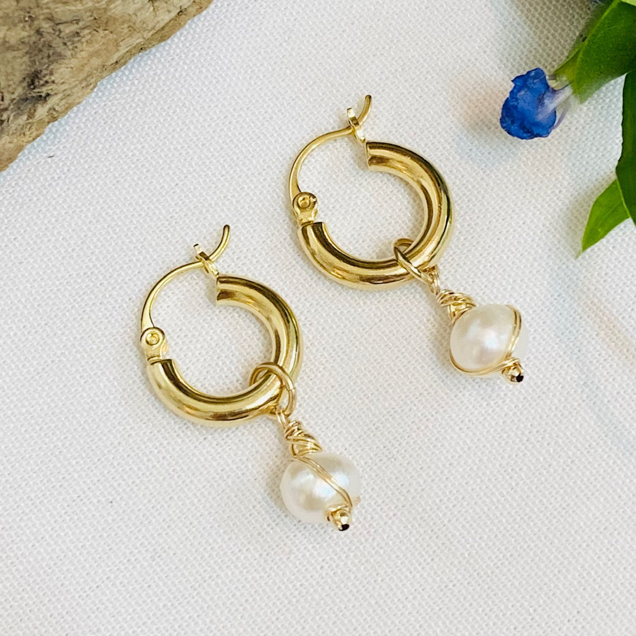 עגילי חישוק עם פנינה רומי