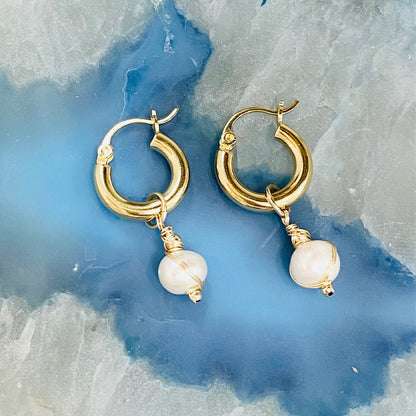 עגילי חישוק עם פנינה רומי