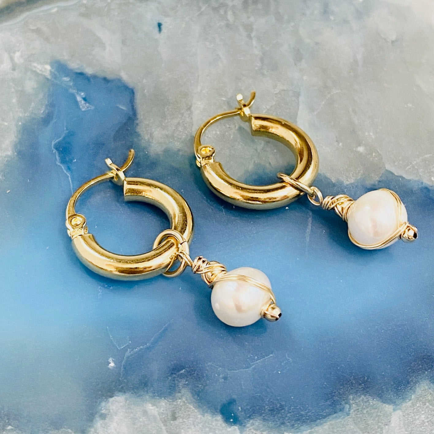 עגילי חישוק עם פנינה רומי