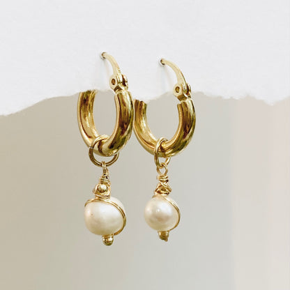 עגילי חישוק עם פנינה רומי