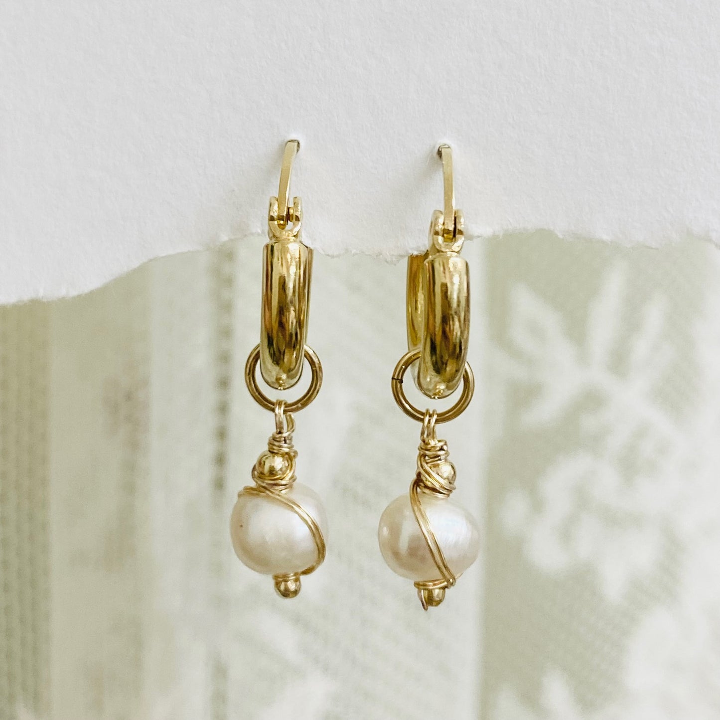 עגילי חישוק עם פנינה רומי