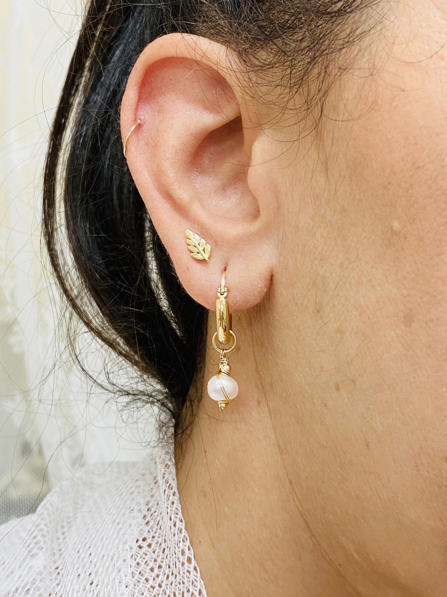 עגילי חישוק עם פנינה רומי