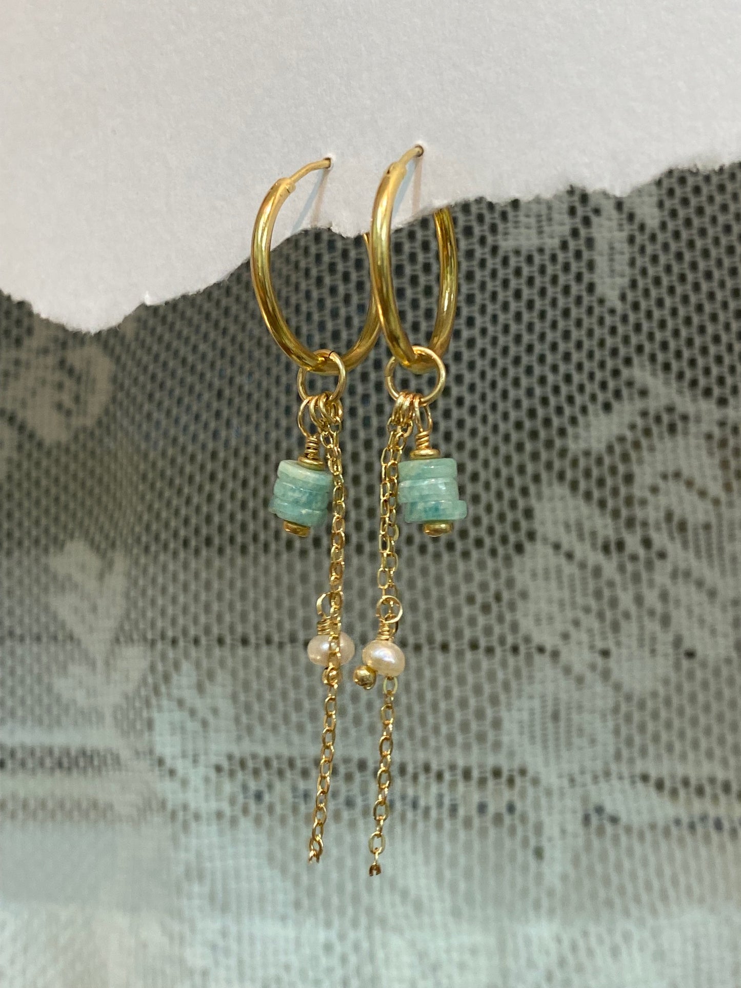 עגילי סתיו | חישוק אבני אמזונייט ופנינה