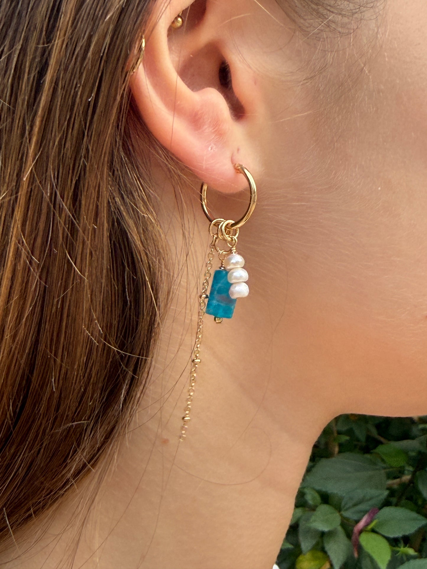 עגילי מיה | עגילי חישוק שלושה תליונים- אפטייט כחול