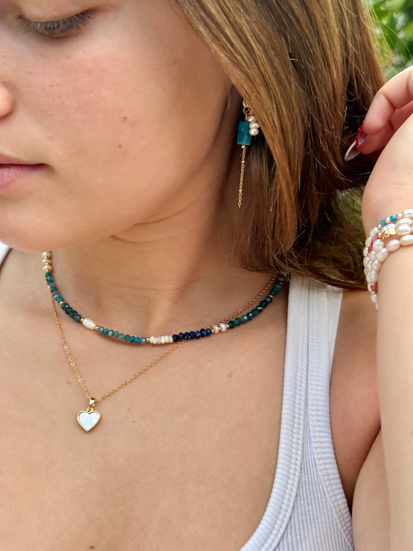 עגילי מיה | עגילי חישוק שלושה תליונים- אפטייט כחול