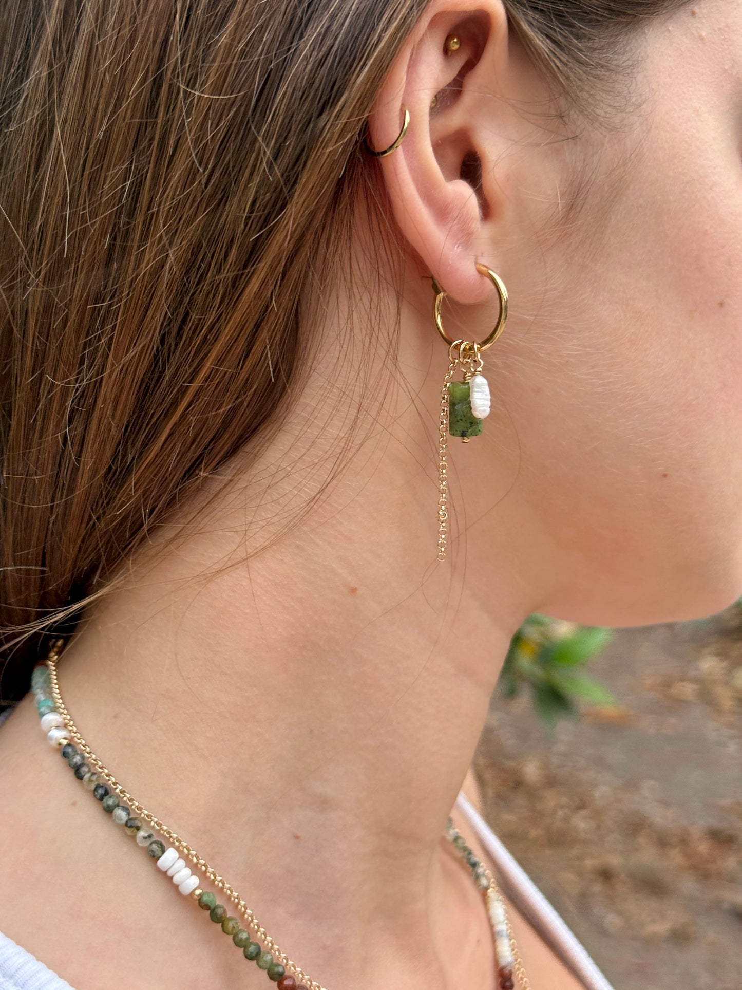 עגילי מיה | עגילי חישוק שלושה תליונים- ג'ייד ירוק