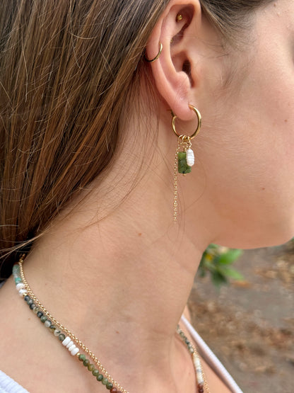 עגילי מיה | עגילי חישוק שלושה תליונים- ג'ייד ירוק