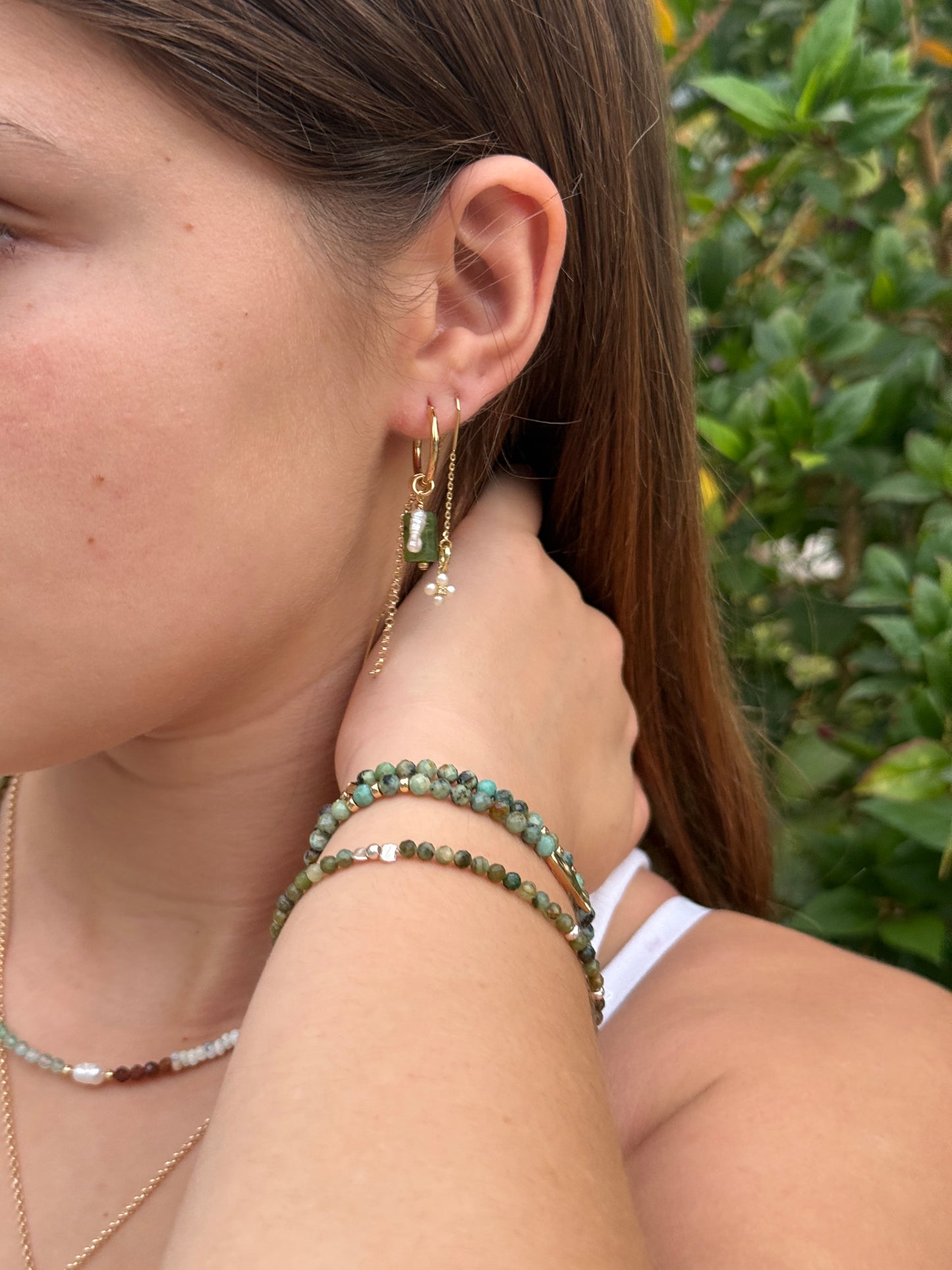 עגילי מיה | עגילי חישוק שלושה תליונים- ג'ייד ירוק