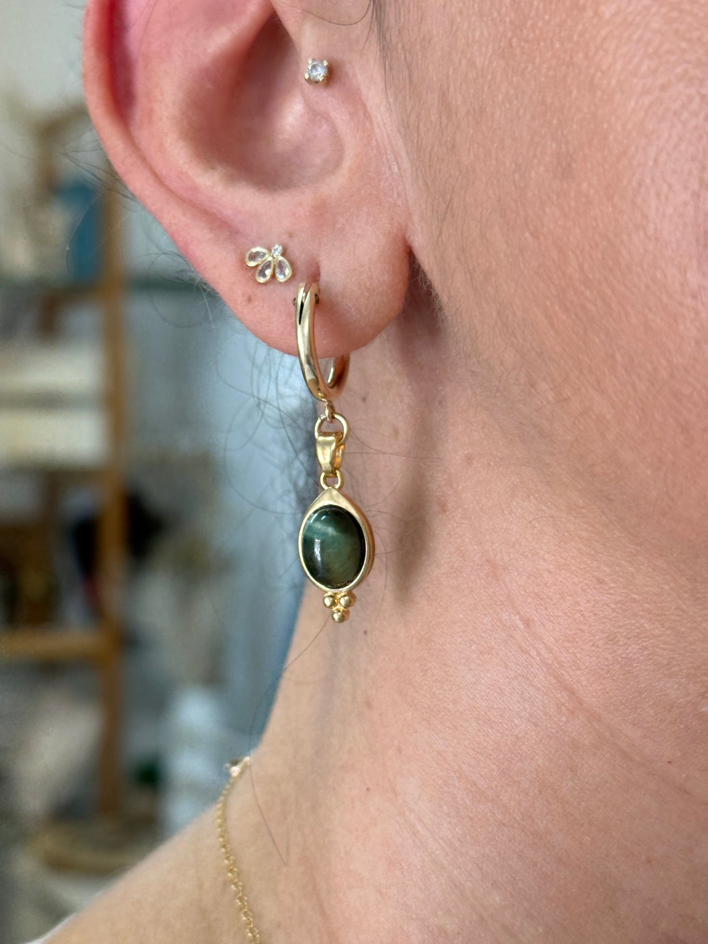 עגילי תומר | עגילי חישוק עין נמר ירוק