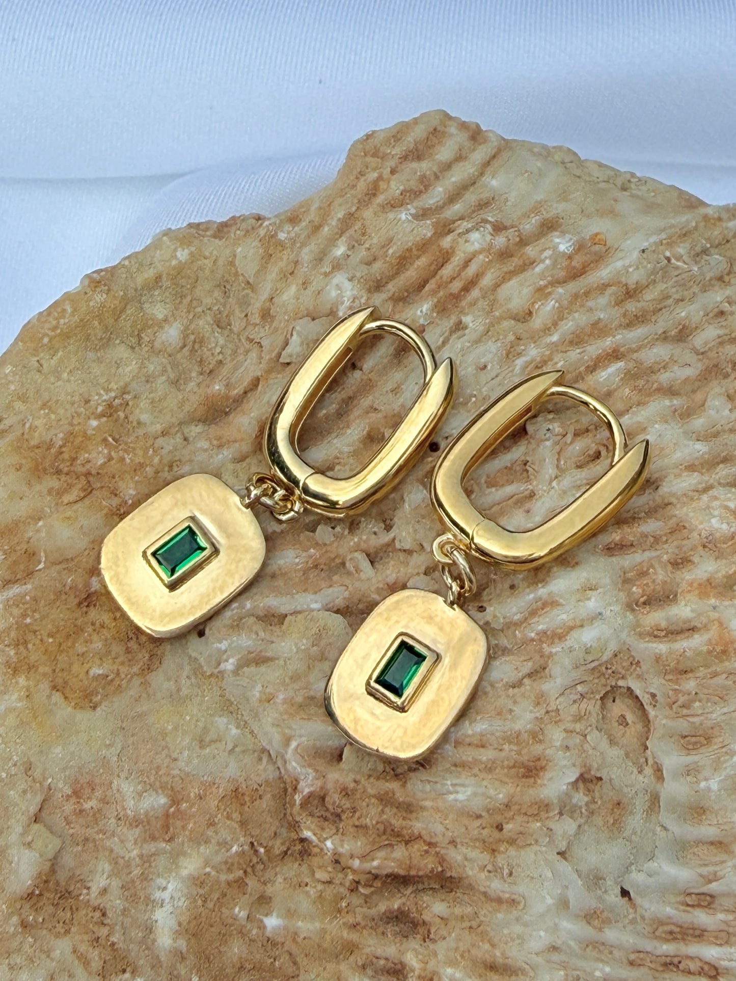 עגילי טליה | עגילי חישוק מלבניים שיבוץ ירוק