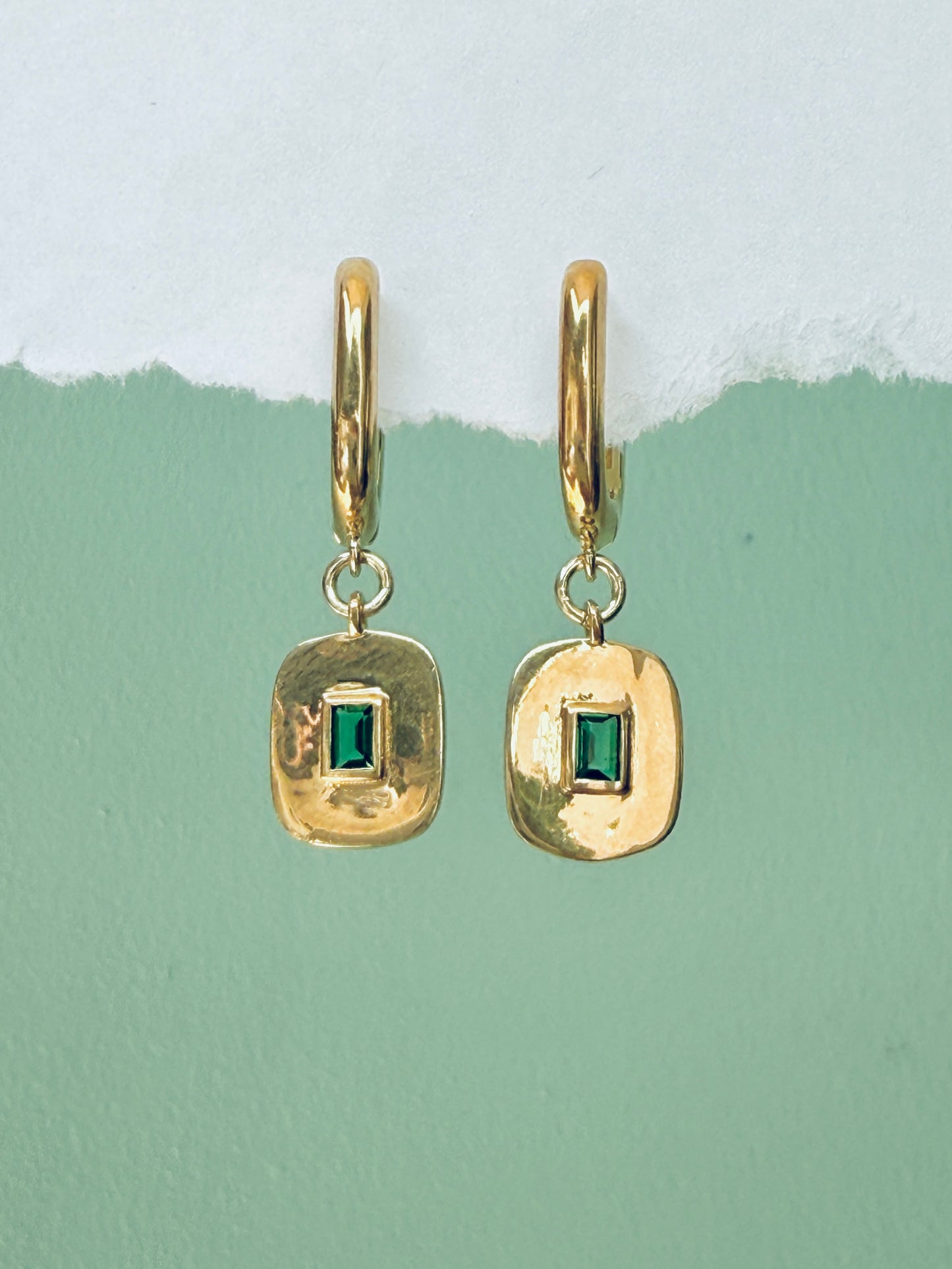 עגילי טליה | עגילי חישוק מלבניים שיבוץ ירוק