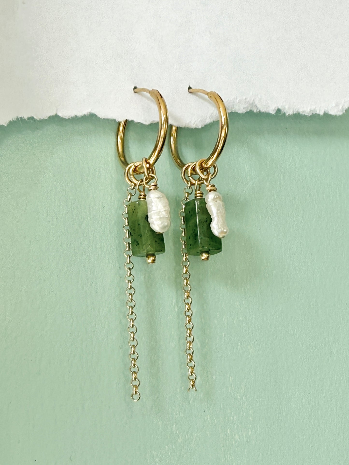 עגילי מיה | עגילי חישוק שלושה תליונים- ג'ייד ירוק