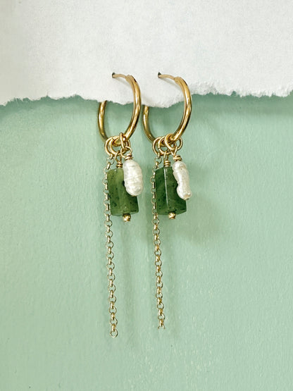 עגילי מיה | עגילי חישוק שלושה תליונים- ג'ייד ירוק