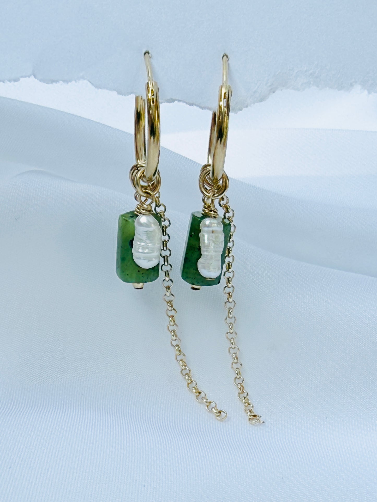 עגילי מיה | עגילי חישוק שלושה תליונים- ג'ייד ירוק