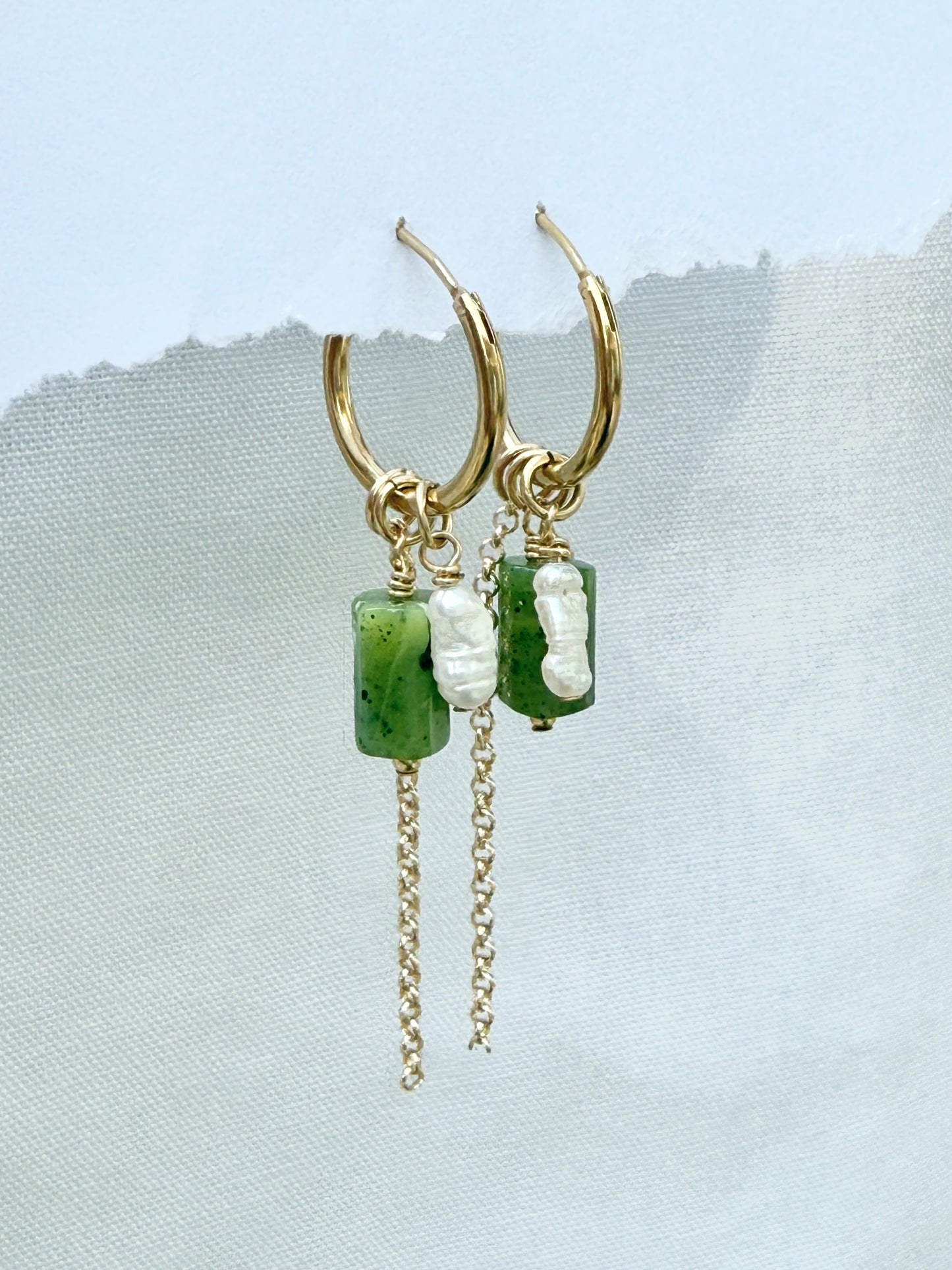 עגילי מיה | עגילי חישוק שלושה תליונים- ג'ייד ירוק