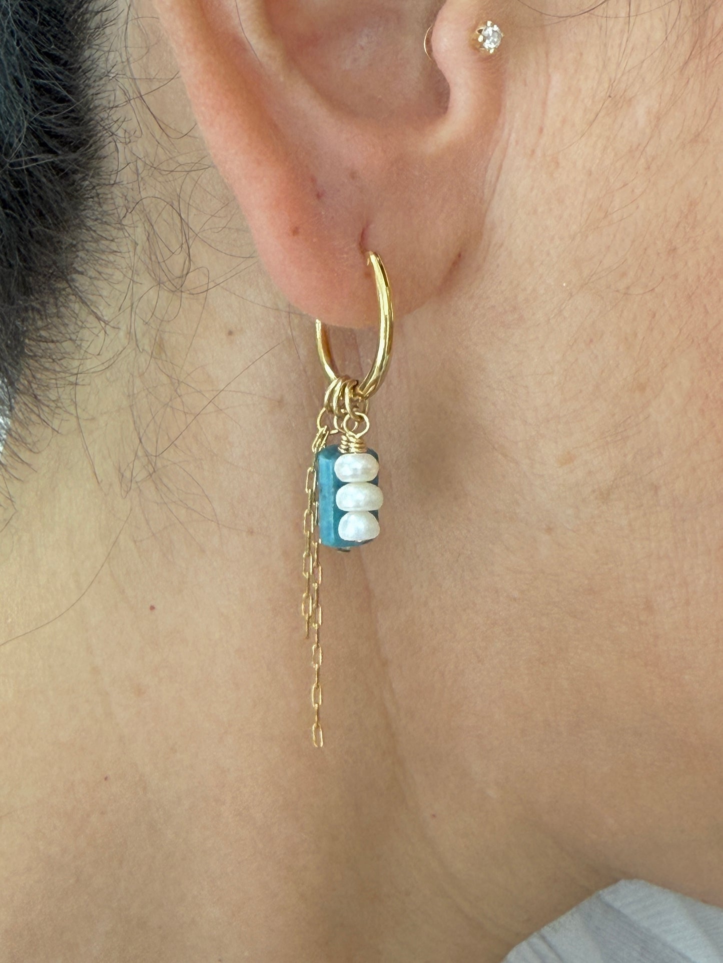 עגילי מיה | עגילי חישוק שלושה תליונים- אפטייט כחול