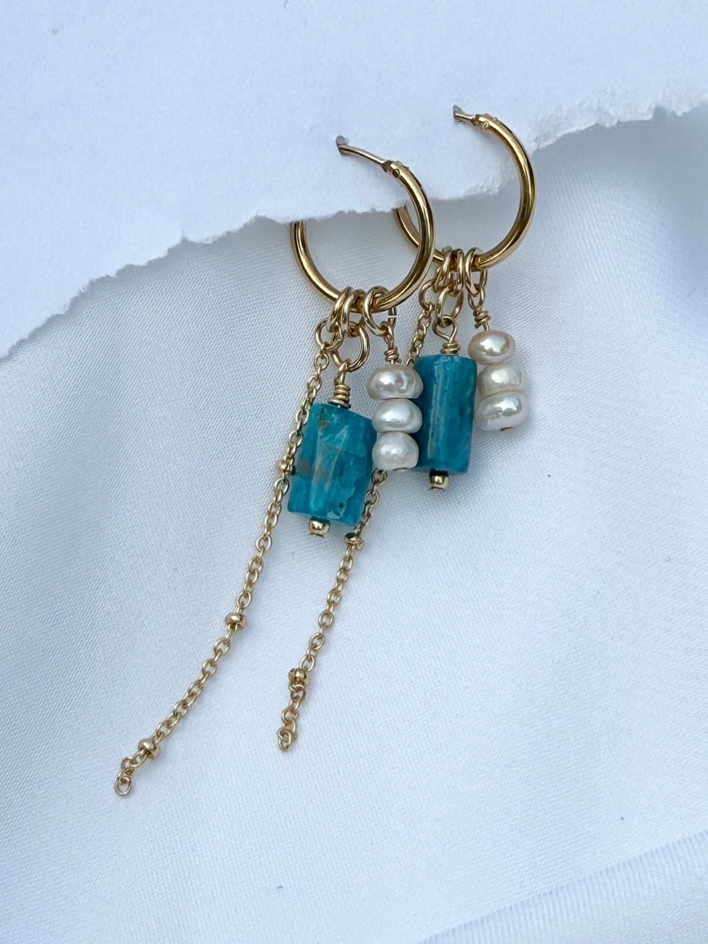 עגילי מיה | עגילי חישוק שלושה תליונים- אפטייט כחול