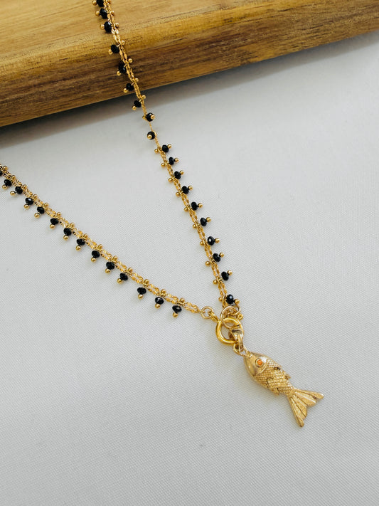 שרשרת סתיו | תליון דג מוזהב שחור