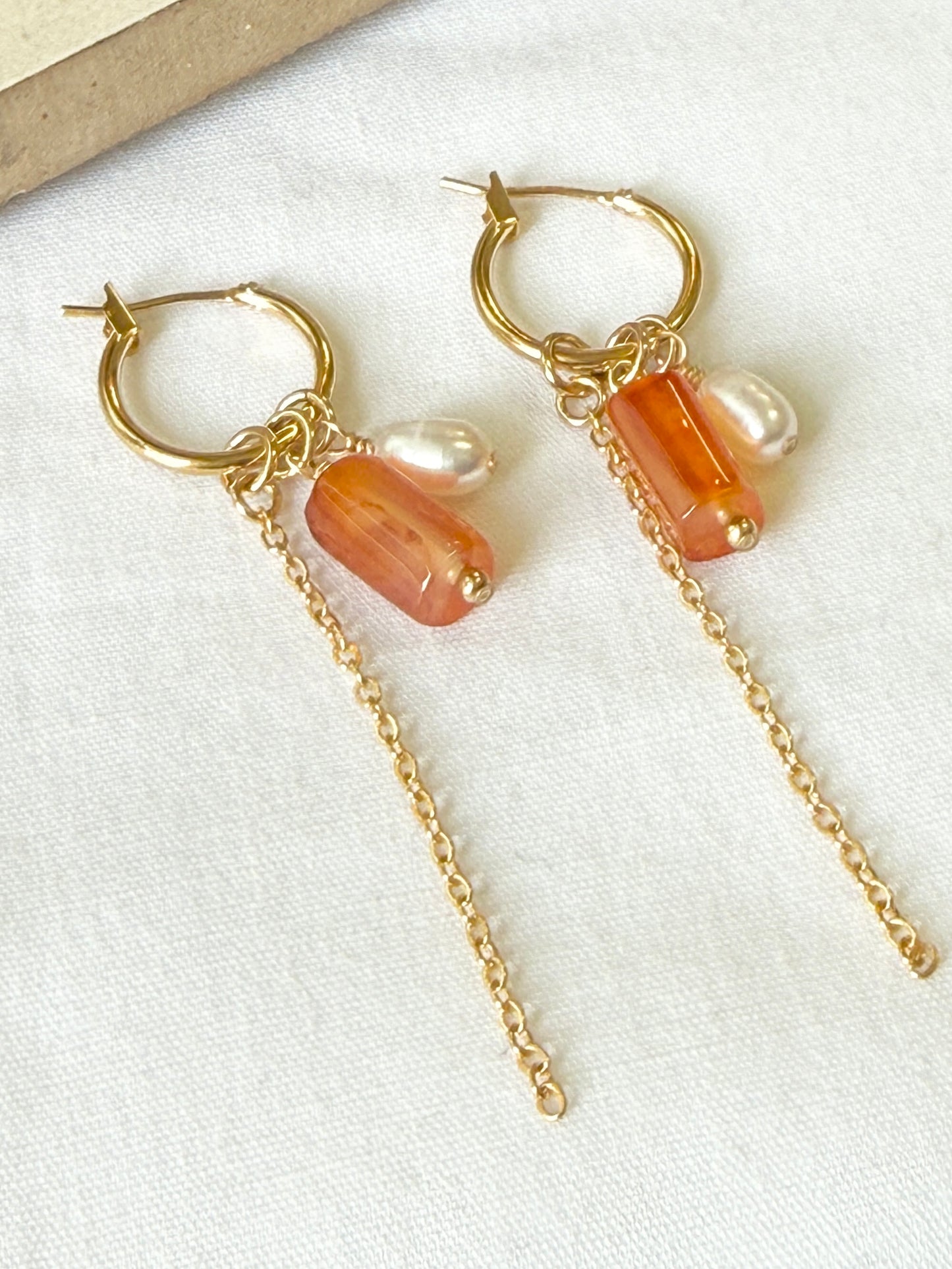 עגילי מיה | עגילי חישוק שלושה תליונים- קארניליאן ורוד