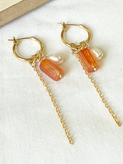 עגילי מיה | עגילי חישוק שלושה תליונים- קארניליאן ורוד