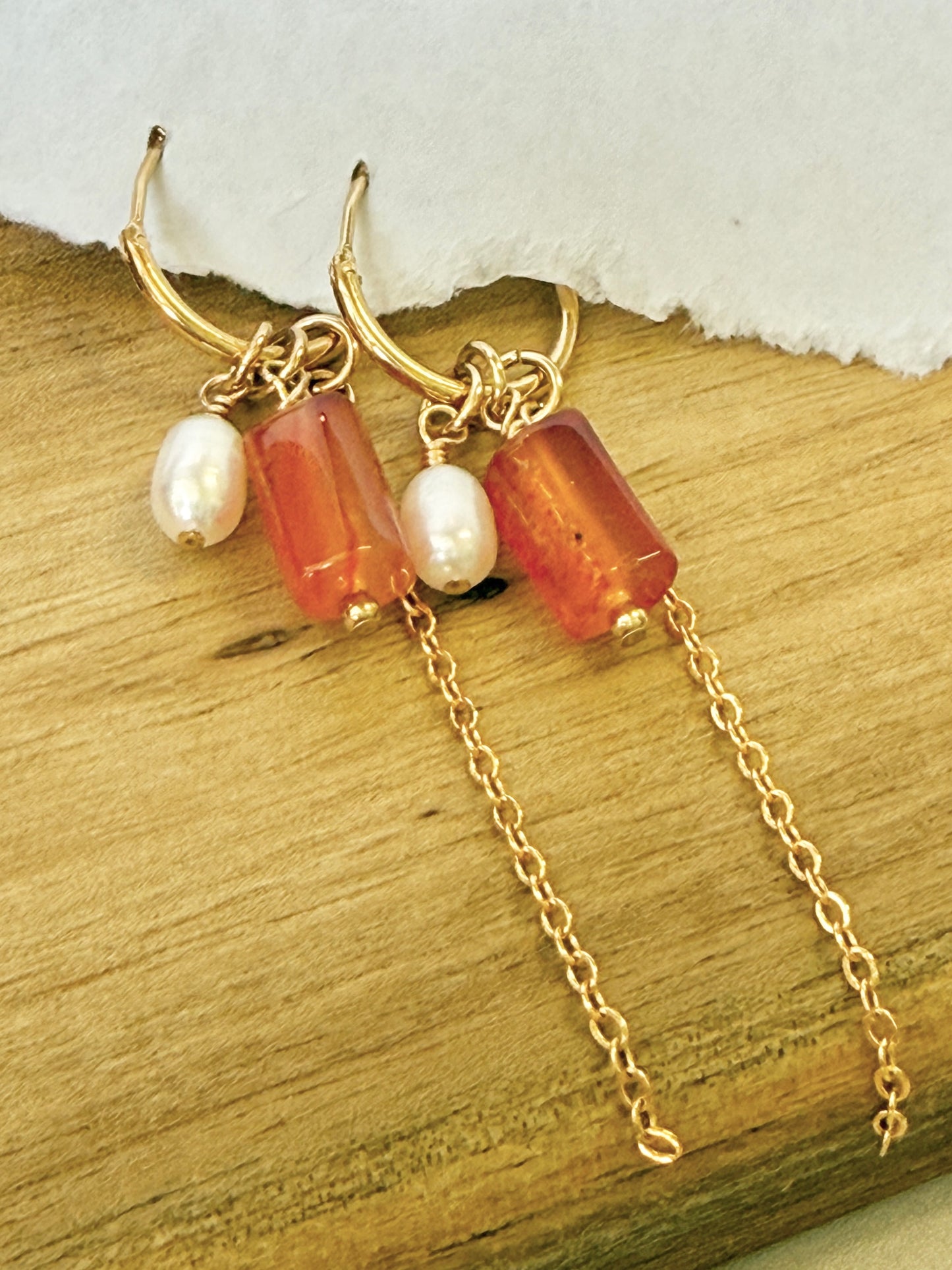 עגילי מיה | עגילי חישוק שלושה תליונים- קארניליאן ורוד