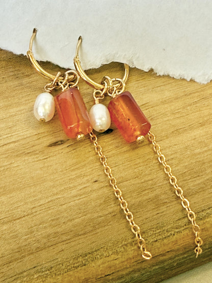 עגילי מיה | עגילי חישוק שלושה תליונים- קארניליאן ורוד