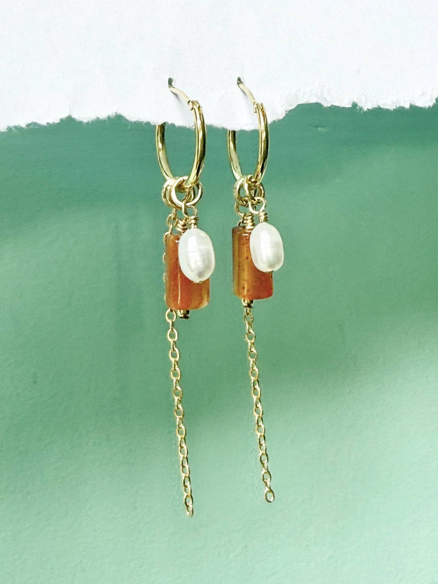 עגילי מיה | עגילי חישוק שלושה תליונים- קארניליאן ורוד