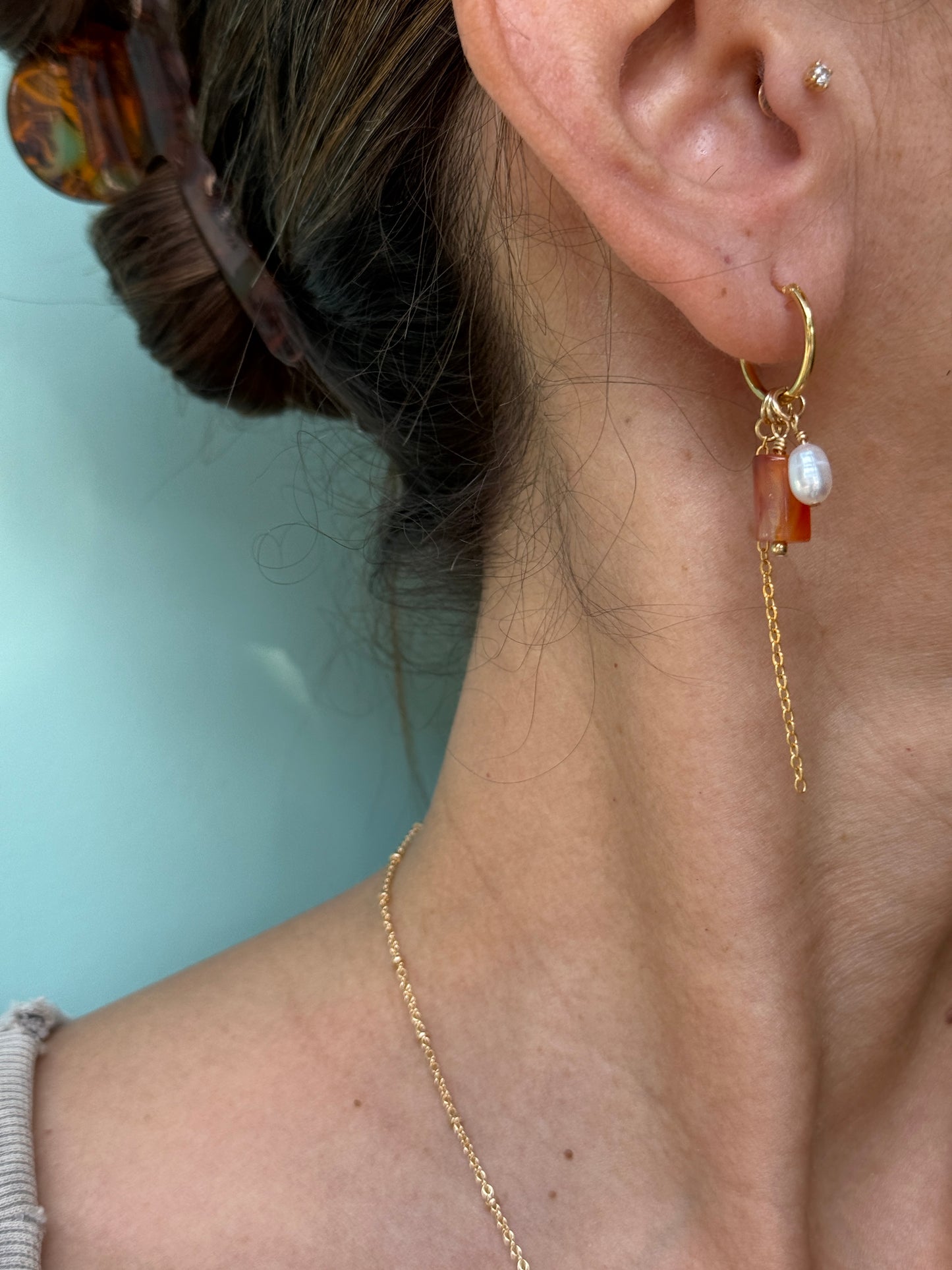 עגילי מיה | עגילי חישוק שלושה תליונים- קארניליאן ורוד