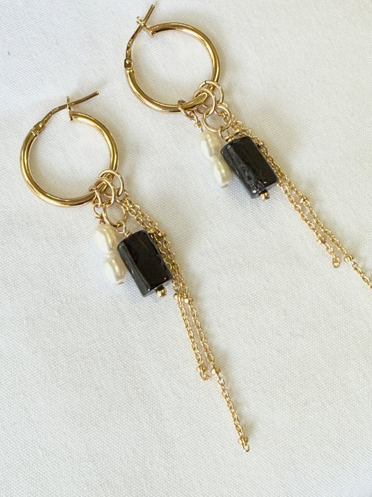 עגילי מיה | עגילי חישוק שלושה תליונים- טורמלין שחור