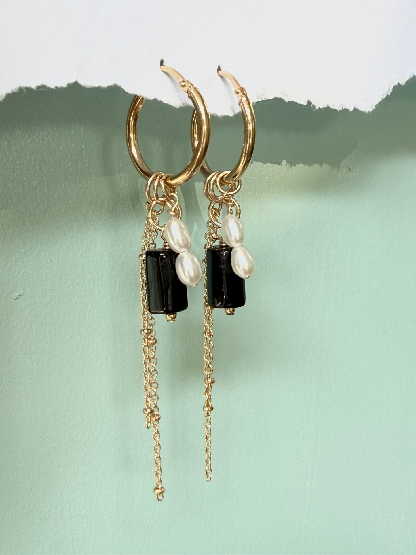 עגילי מיה | עגילי חישוק שלושה תליונים- טורמלין שחור