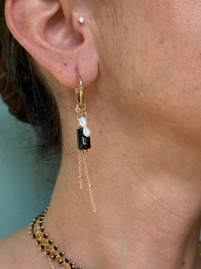 עגילי מיה | עגילי חישוק שלושה תליונים- טורמלין שחור