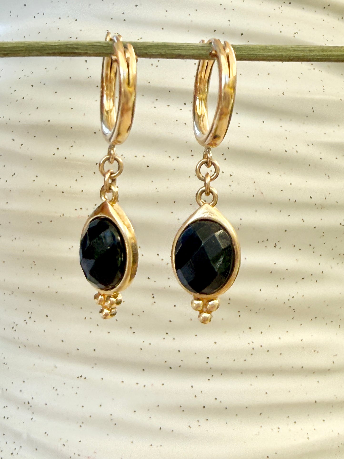 עגילי תומר | חישוק ותליון אבן ספינל