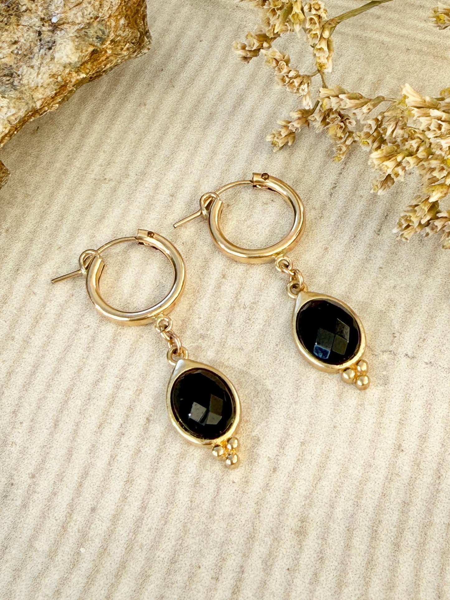 עגילי תומר | חישוק ותליון אבן ספינל