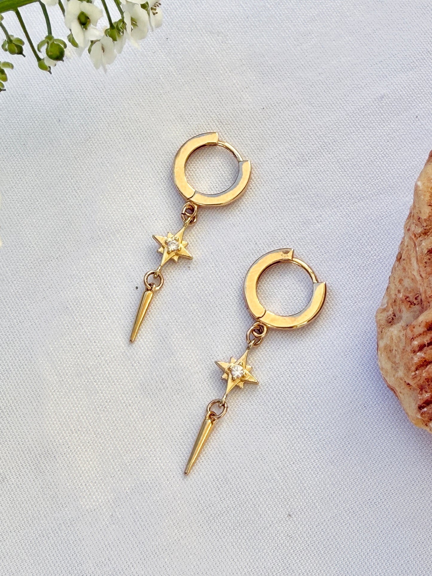 עגילי סהר זהב |  כוכב משובץ ושפיץ