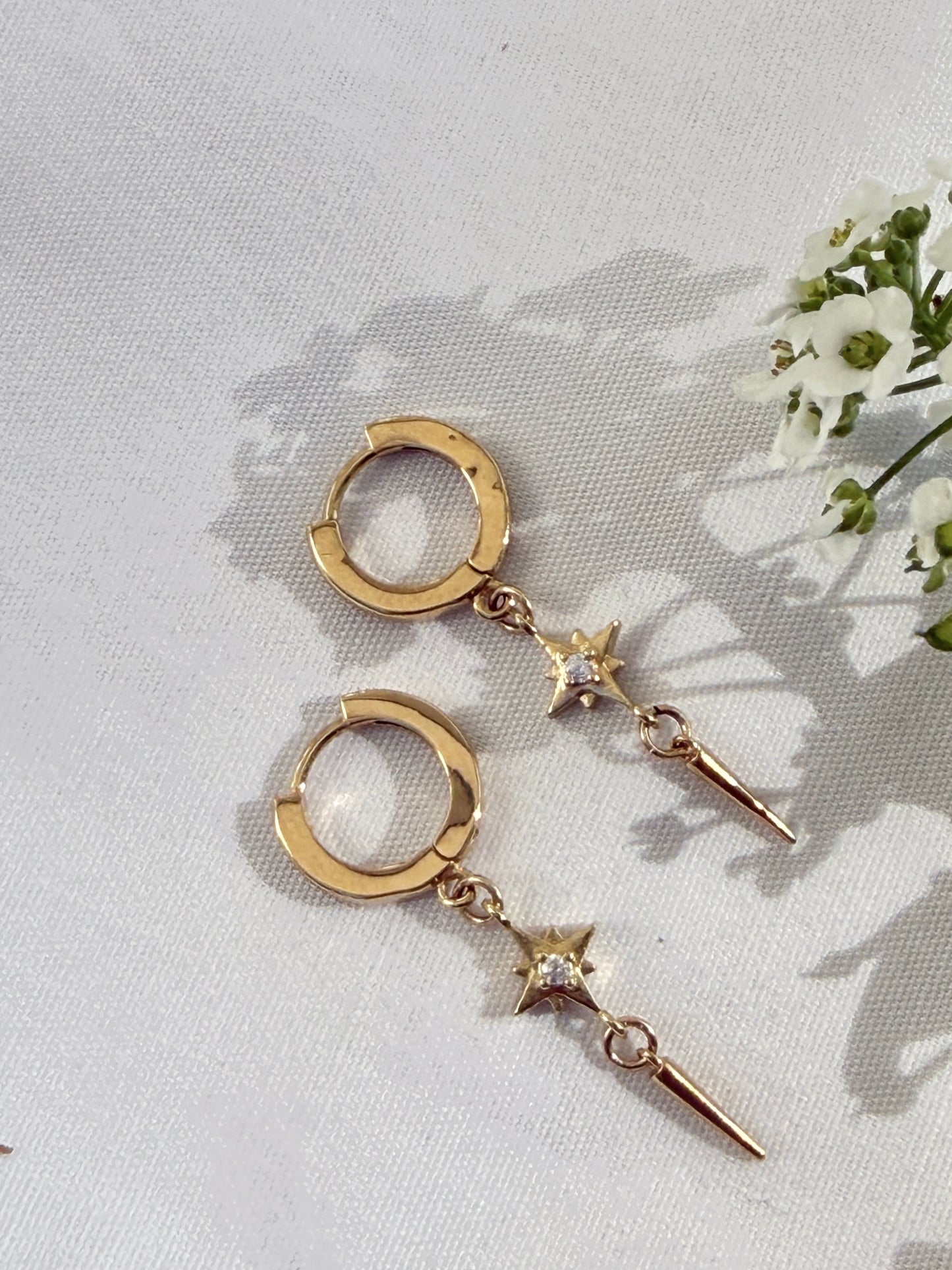 עגילי סהר זהב |  כוכב משובץ ושפיץ