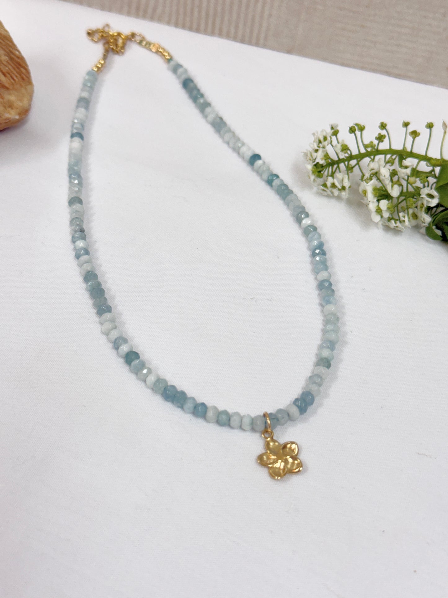 שרשרת אלמוג | צ'וקר אקוומרין ותליון פרח