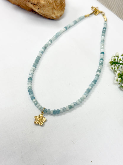 שרשרת אלמוג | צ'וקר אקוומרין ותליון פרח