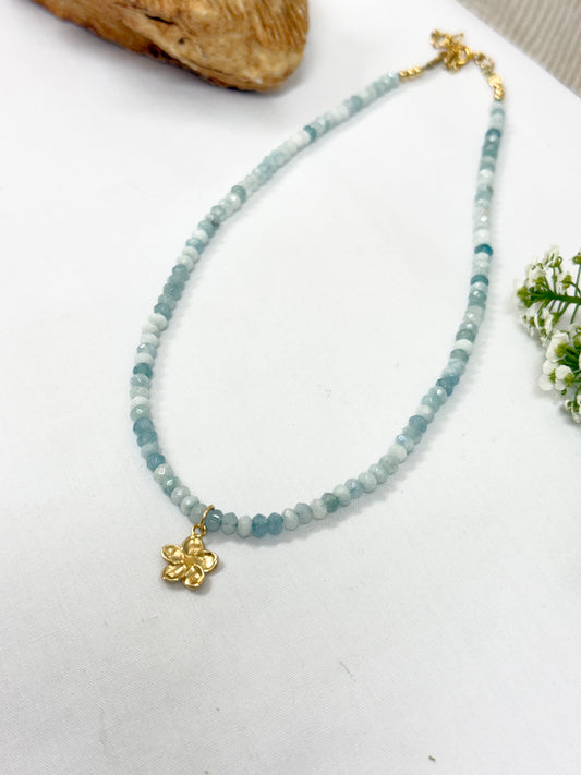 שרשרת אלמוג | צ'וקר אקוומרין ותליון פרח