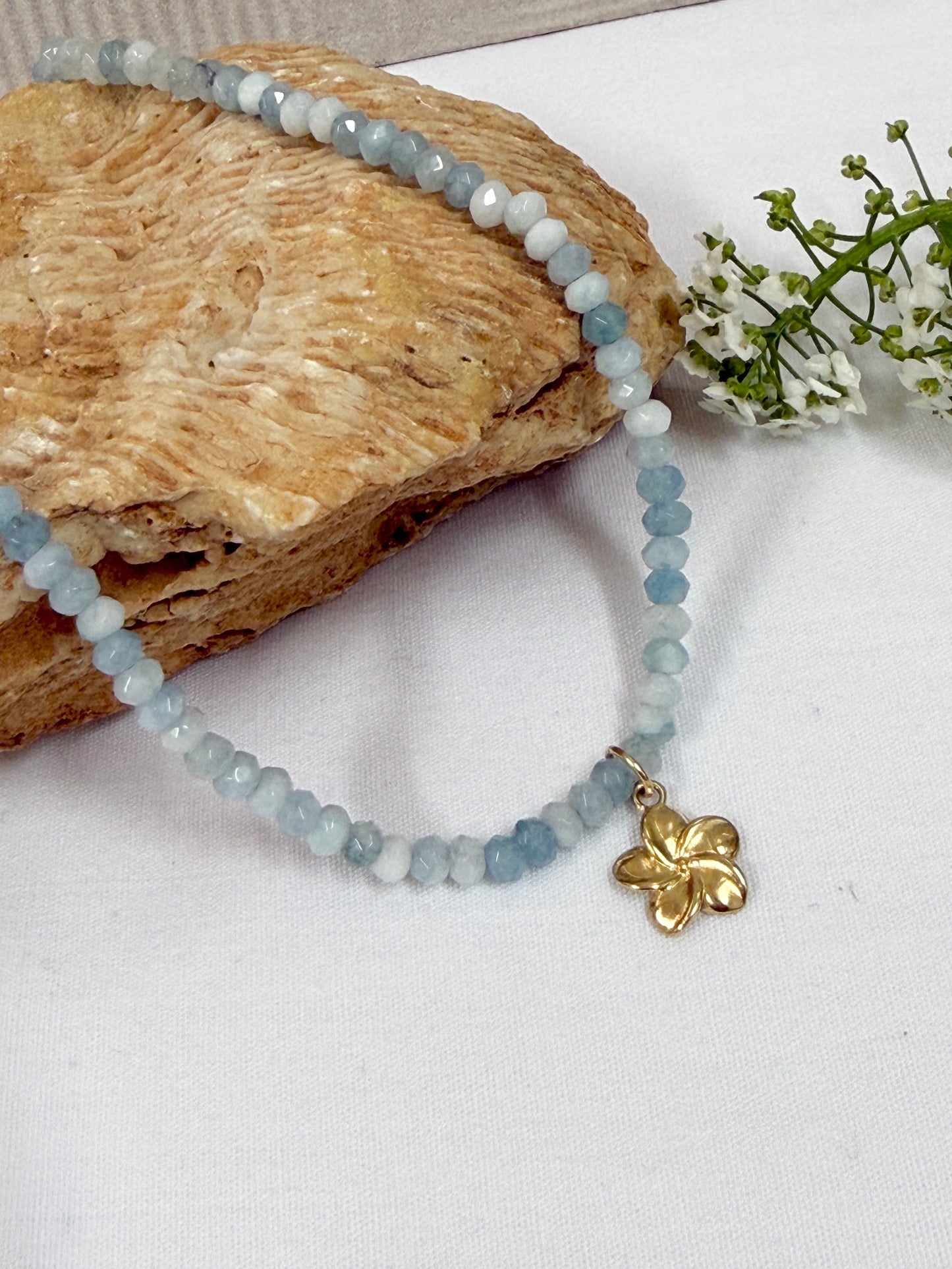 שרשרת אלמוג | צ'וקר אקוומרין ותליון פרח